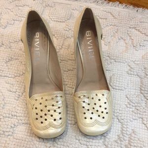 BIVIEL (Spanish) Frost-white patent Sz 37 heels